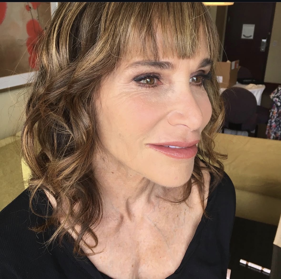 Warm romantic makeup with soft curls